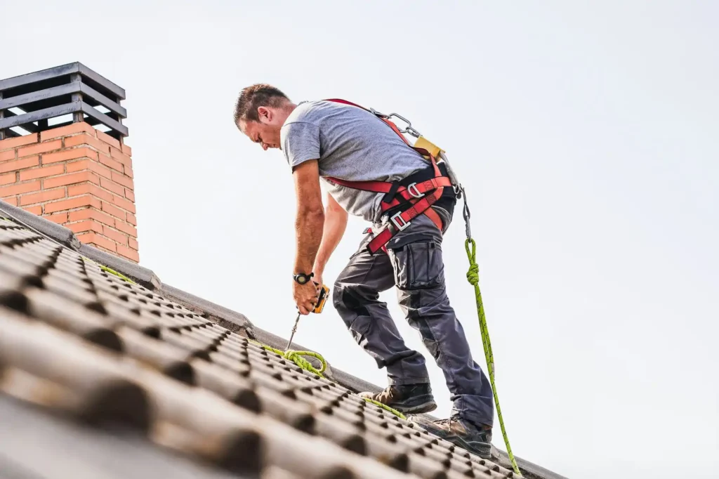 how to safely use ladder on roof (1)