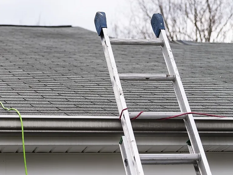 how to use ladder on roof