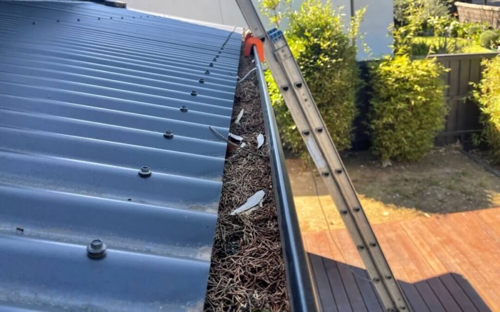 securing a ladder to a roof